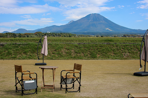 テラス ザ ダイセン 風景 ロケーション テラス席『大山(だいせん)ハム』の新工場「大山工場」の直売所&テイクアウトショップ。雄大な大山を仰ぎ見る絶好のロケーションにあり、『大山ハム』こだわりの熟成シリーズをはじめとするハム・ソーセージを種類も豊富に提供。テイクアウトで、できたてのジューシーなホットドッグや焼きソーセージ、スイーツやドリンクなどが味わえます。鳥取県西伯郡伯耆町須村
