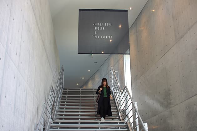植田正治写真美術館 鳥取出身で、世界で最も注目された日本人写真家のひとり、植田正治(うえだしょうじ)氏の作品を収蔵・展示するミュージアム。自然豊かな大山山麓に位置し、建築家・高松伸氏の設計による建物の館内からは、水面に映る「逆さ大山」が見られます。また、ガラス窓に貼られた黒いハットにカメラを向けると大山に帽子を被せたような写真撮影も楽しめます。<br />
                  ※12月中旬〜2月末まで冬期休館鳥取県西伯郡伯耆町須村
