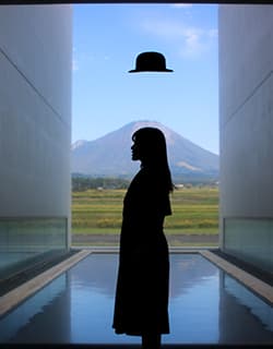 植田正治写真美術館 鳥取出身で、世界で最も注目された日本人写真家のひとり、植田正治(うえだしょうじ)氏の作品を収蔵・展示するミュージアム。自然豊かな大山山麓に位置し、建築家・高松伸氏の設計による建物の館内からは、水面に映る「逆さ大山」が見られます。また、ガラス窓に貼られた黒いハットにカメラを向けると大山に帽子を被せたような写真撮影も楽しめます。<br />
                  ※12月中旬〜2月末まで冬期休館鳥取県西伯郡伯耆町須村