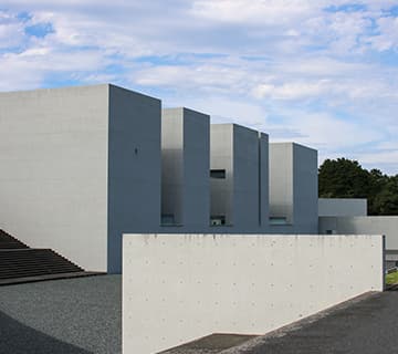 植田正治写真美術館 鳥取出身で、世界で最も注目された日本人写真家のひとり、植田正治(うえだしょうじ)氏の作品を収蔵・展示するミュージアム。自然豊かな大山山麓に位置し、建築家・高松伸氏の設計による建物の館内からは、水面に映る「逆さ大山」が見られます。また、ガラス窓に貼られた黒いハットにカメラを向けると大山に帽子を被せたような写真撮影も楽しめます。<br />
                  ※12月中旬〜2月末まで冬期休館鳥取県西伯郡伯耆町須村