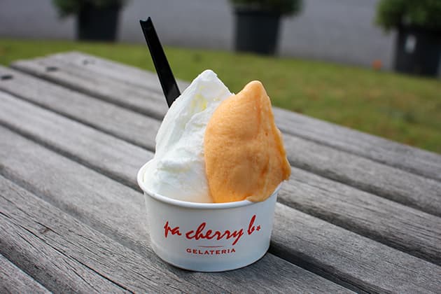 ジェラテリア ジェラート パッチェリービー pa cherry b.大山山麓の豊かな水と土で育った旬の食材を使った、フレッシュなジェラートが楽しめる店。お店のショーケースにはさまざまなフレーバーがあり、味わいの種類も豊富です。ジェラートは新鮮なものほどおいしさが楽しめるスイーツとあって、毎朝作りたてで提供。地元の旬の食材を使用した日替わりのフレーバーが並びます。鳥取県西伯郡南部町市山