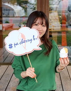 ジェラテリア パッチェリービー pa cherry b.大山山麓の豊かな水と土で育った旬の食材を使った、フレッシュなジェラートが楽しめる店。お店のショーケースにはさまざまなフレーバーがあり、味わいの種類も豊富です。ジェラートは新鮮なものほどおいしさが楽しめるスイーツとあって、毎朝作りたてで提供。地元の旬の食材を使用した日替わりのフレーバーが並びます。鳥取県西伯郡南部町市山