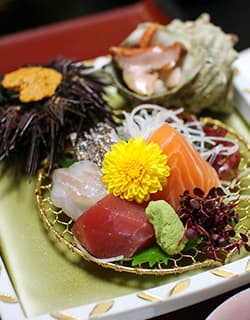皆生温泉いこい亭菊萬きくまん 料理 会席 皆生(かいけ)温泉は1900年に発見された、海中より湧き出す山陰屈指の名湯。ミネラル成分豊富で、保湿効果が高い美肌の湯です。『いこい亭菊萬』は、効能豊かで心身ともに癒やされるこだわりの露天風呂と、旬の食材を使い地産地消にこだわった料理、格式張らない心のこもったもてなしが評判の老舗旅館。皆生の「美肌の湯」に浸かり、鳥取和牛や境港で水揚げされた新鮮な魚介など山海の恵みに舌鼓。全室に高級マッサージチェアも備え、やすらぎのひと時を満喫できます。鳥取県米子市皆生温泉