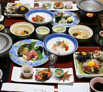 皆生温泉いこい亭菊萬きくまん 料理 会席 皆生(かいけ)温泉は1900年に発見された、海中より湧き出す山陰屈指の名湯。ミネラル成分豊富で、保湿効果が高い美肌の湯です。『いこい亭菊萬』は、効能豊かで心身ともに癒やされるこだわりの露天風呂と、旬の食材を使い地産地消にこだわった料理、格式張らない心のこもったもてなしが評判の老舗旅館。皆生の「美肌の湯」に浸かり、鳥取和牛や境港で水揚げされた新鮮な魚介など山海の恵みに舌鼓。全室に高級マッサージチェアも備え、やすらぎのひと時を満喫できます。鳥取県米子市皆生温泉
