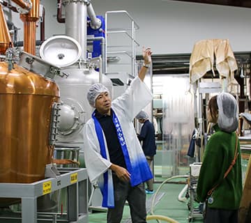 千代むすび酒造 岡空本店 見学の様子 岡空本店 慶応元年創業、酒造りの技と心を受け継ぐ山陰の蔵元『千代むすび酒造』。岡空本店には、酒造りの工程を間近で見学できる「酒蔵見学」や日本酒・焼酎カステラなどオリジナル商品が充実する「茶房蔵や」など、吟醸酒蔵ならではの楽しみ方が満載です。鳥取県境港市大正町