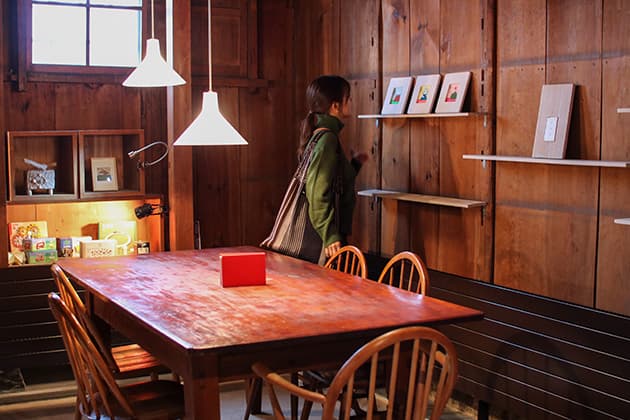 カフェマルマス 店内 境港市の住宅街にある大人の隠れ家『café マルマス』。大正末期に建てられたという元しょうゆ屋の蔵をリノベーションしたノスタルジックな空間で、こだわりの絶品コーヒーが味わえます。コーヒーはオーダーを受けてから豆を挽き、ていねいにドリップ。コク深く香り高いコーヒーと自家製スイーツに、手作りカレーもおすすめです。鳥取県境港市上道町