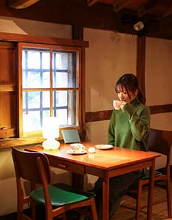 カフェマルマス カフェ店内 境港市の住宅街にある大人の隠れ家『café マルマス』。大正末期に建てられたという元しょうゆ屋の蔵をリノベーションしたノスタルジックな空間で、こだわりの絶品コーヒーが味わえます。コーヒーはオーダーを受けてから豆を挽き、ていねいにドリップ。コク深く香り高いコーヒーと自家製スイーツに、手作りカレーもおすすめです。鳥取県境港市上道町