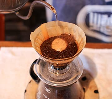 カフェマルマス コーヒーを入れる 境港市の住宅街にある大人の隠れ家『café マルマス』。大正末期に建てられたという元しょうゆ屋の蔵をリノベーションしたノスタルジックな空間で、こだわりの絶品コーヒーが味わえます。コーヒーはオーダーを受けてから豆を挽き、ていねいにドリップ。コク深く香り高いコーヒーと自家製スイーツに、手作りカレーもおすすめです。鳥取県境港市上道町
