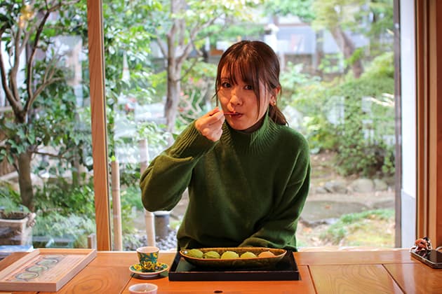 お茶の静香園 店内 ジェラート カフェ 飲食 創業約50年、地域で愛され続ける老舗お茶屋さん「静香園(せいこうえん)」が地元・大山町をはじめ、全国から厳選した上質な日本茶や特製昆布茶、和の紅茶、季節の茶菓子、和雑貨なども取り扱っています。店舗内にあるカフェで味わえるのは、大山山麓で有機肥料・低農薬栽培された茶葉を使用した抹茶ジェラート。お茶の濃さ、種類によって5つのタイプが楽しめます。鳥取県米子市米原5丁目7-5