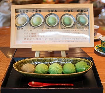 お茶の静香園 ジェラートの説明 ほうじ茶、玄米茶、お抹茶 創業約50年、地域で愛され続ける老舗お茶屋さん「静香園(せいこうえん)」が地元・大山町をはじめ、全国から厳選した上質な日本茶や特製昆布茶、和の紅茶、季節の茶菓子、和雑貨なども取り扱っています。店舗内にあるカフェで味わえるのは、大山山麓で有機肥料・低農薬栽培された茶葉を使用した抹茶ジェラート。お茶の濃さ、種類によって5つのタイプが楽しめます。鳥取県米子市米原5丁目7-5