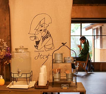 Goods&Café みっくす 店内 グッズアンドカフェミックス 米子市の商店街にある築100年以上の薬局をリノベーションしたカフェ。梁や土壁をそのまま活かした趣のある空間です。こちらで人気のパフェは、季節ごと、年中のイベントごとに変わり、期間限定で登場。目でも舌でも楽しめる絶品・映えスイーツです。ほかに、昔ながらの硬めのプリンやミックスジュース、元々まかないメニューだったものがスタッフから好評でメニューに追加されたビビンバもおすすめ。鳥取県米子市日野町