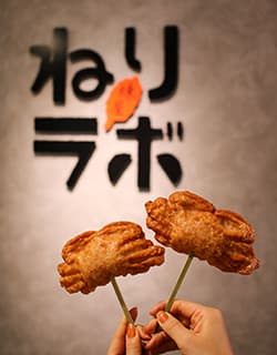 練屋・かまの穂 ねりラボ店内の様子とかまぼこ『練屋・かまの穂』は、かまぼこやちくわなどの「ねりもの」を製造販売。境港⽔産物直売センターにあるアンテナショップです。姿も風味もカニそのものの「姿かまぼこ」や紅ズワイガニを練り込んだ蒸しかまぼこなど、直売センターならではの味が勢ぞろい。揚げたてアツアツのすり身天ぷらがその場で楽しめる販売コーナーも。⿃取県境港市昭和町