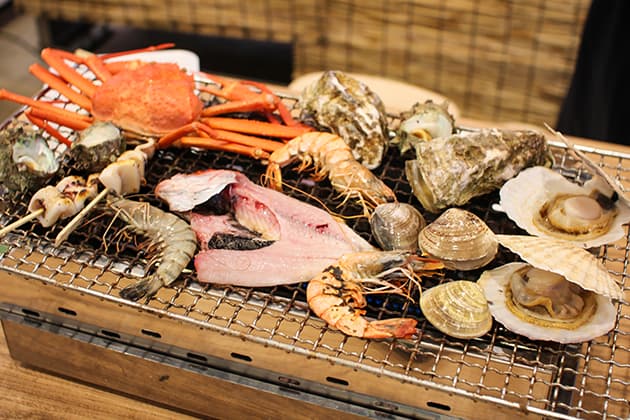 HATONOVAハトノバ 魚介をその場で焼いて調理 境港ならではの「おいしい!」がギュッと詰まった、食べて・買って・遊んで・学べる複合施設。『直売街 三光(さんこう)⽔産』には、旬の新鮮な海鮮がずらり。購入した魚介類は、店内にある「浜焼きひろば」ですぐに焼いて食べることができます。このほか、地元の漁師飯が食べられる店や回転寿司店も見逃せない!⿃取県境港市相生町