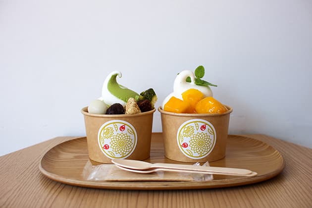 le thé 池屋 店内でのスイーツ ルテ イケヤ　⽔⽊しげるロード沿いにあるカフェ。甘く芳醇な香りとまろやかでコクのある味わいの八女上級煎茶や松江千茶荘極上ほうじ茶、大山山麓の『岸田牧場』の牛乳を使った、ソフトクリームやタピオカドリンクなど、素材の味にこだわったメニューをラインアップ。観光途中に、こだわりスイーツでほっとひと息ついてみては。⿃取県境港市本町