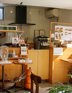 le thé 池屋　店内の様子 ルテ イケヤ　⽔⽊しげるロード沿いにあるカフェ。甘く芳醇な香りとまろやかでコクのある味わいの八女上級煎茶や松江千茶荘極上ほうじ茶、大山山麓の『岸田牧場』の牛乳を使った、ソフトクリームやタピオカドリンクなど、素材の味にこだわったメニューをラインアップ。観光途中に、こだわりスイーツでほっとひと息ついてみては。⿃取県境港市本町