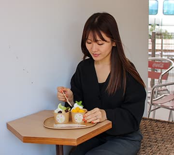 le thé 池屋　店内の様子 ルテ イケヤ　⽔⽊しげるロード沿いにあるカフェ。甘く芳醇な香りとまろやかでコクのある味わいの八女上級煎茶や松江千茶荘極上ほうじ茶、大山山麓の『岸田牧場』の牛乳を使った、ソフトクリームやタピオカドリンクなど、素材の味にこだわったメニューをラインアップ。観光途中に、こだわりスイーツでほっとひと息ついてみては。⿃取県境港市本町