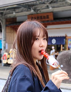 いちご飴専門店Ichica『Ichica 』は山陰初の「いちご飴」専門店です。カリカリにコーティングした甘い飴とイチゴのほのかな酸味のバランスが絶妙な「いちご飴」は、鮮やかな色合いと串に5 つ連なっただんごスタイルのビジュアルも印象的です。イチゴのほかにも、リンゴやミカン、マスカットなど、季節ごとにさまざまなフルーツ飴が登場します。⿃取県境港市松ケ枝町
