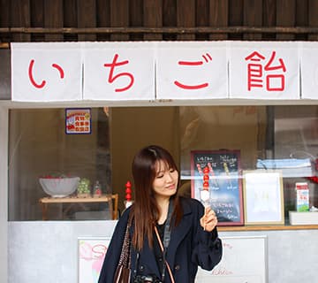 いちご飴専門店Ichica『Ichica 』外観 山陰初の「いちご飴」専門店です。カリカリにコーティングした甘い飴とイチゴのほのかな酸味のバランスが絶妙な「いちご飴」は、鮮やかな色合いと串に5 つ連なっただんごスタイルのビジュアルも印象的です。イチゴのほかにも、リンゴやミカン、マスカットなど、季節ごとにさまざまなフルーツ飴が登場します。⿃取県境港市松ケ枝町