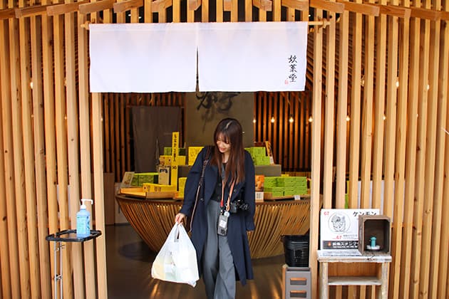 妖菓堂 鬼太郎もなか 店舗外観 ヨウカドウキタロウ ⽔⽊しげるロードにある『妖菓堂』。円形の店内に、妖怪をモチーフにした菓子がずらりと並びます。なかでも、ゲゲゲの鬼太郎でおなじみの鬼太郎や目玉おやじ、ねこ娘、ねずみ男を形どった「ゲゲゲのもなか」が人気。手のひらサイズのもなかに特製粒あんを自分で入れて食べるスタイルで、もなかのパリパリ食感が楽しめます。⿃取県境港市本町
