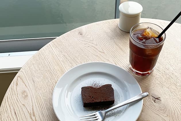 HAKUSEN ハクセン 店内の様子。アイスコーヒーとチョコテリーヌ、東郷湖畔に佇む『HAKUSEN 』は、山陰の素材をベースに厳選した材料で作る焼き菓子をはじめとしたこだわりのスイーツやコーヒーほかドリンクが楽しめるカフェです。人気のチョコレートテリーヌのほか、丁寧に手作りされたスイーツはどれも絶品ぞろい。落ち着きのあるおしゃれ空間で、湖を眺めながらゆったりカフェタイムを。⿃取県東伯郡湯梨浜町旭