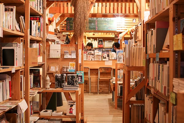 汽水空港 キスイクウコウ 店内と本の陳列 東郷湖のほとりにある本屋『汽⽔空港』。店主が自ら選んだ古書や新刊が所狭しと並ぶその奥には小さなカフェスペースが設けられ、ここでしか味わえない自家製コーラやスパイスが効いたチャイ、オリジナルブレンドコーヒーなどドリンクを飲みながらのんびり読書もできます。ギャラリーとしてさまざまな展示も。⿃取県東伯郡湯梨浜町松崎
