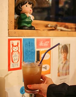 汽水空港 キスイクウコウ 店内カフェ、東郷湖のほとりにある本屋『汽⽔空港』。店主が自ら選んだ古書や新刊が所狭しと並ぶその奥には小さなカフェスペースが設けられ、ここでしか味わえない自家製コーラやスパイスが効いたチャイ、オリジナルブレンドコーヒーなどドリンクを飲みながらのんびり読書もできます。ギャラリーとしてさまざまな展示も。⿃取県東伯郡湯梨浜町松崎