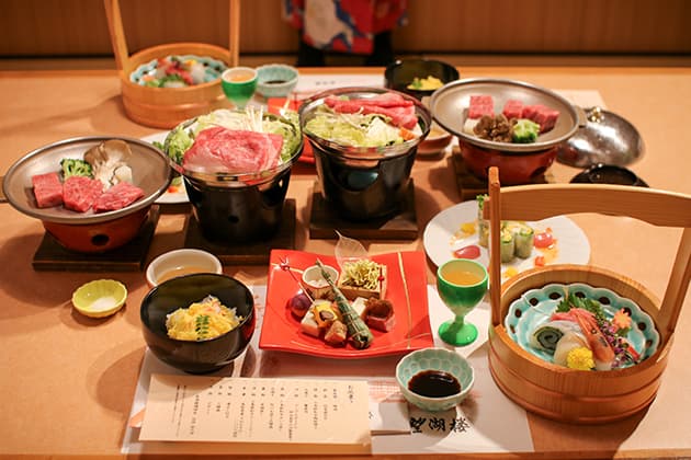 はわい温泉望湖楼　会席料理鳥取和牛ステーキ、すき焼き、サイコロステーキ、ボウコロウ東郷湖西岸に湧出し、江戸時代から地元の人に愛され続けているはわい温泉。湖底から自然に沸き出た湯を鯉が教えたという伝説があり、「こい(恋)の湯」ともよばれています。全国でもめずらしい、湖上露天風呂を備える温泉旅館『望湖楼』。宿から掛かる朱色の橋を渡ると東郷湖上に浮かぶ絶景露天風呂へ。時間とともに表情を変える景色を眺めながら、湖底からの源泉かけ流しの温泉が堪能できます。上質な空間と山陰の海鮮や⿃取和牛、大山鶏など吟味された地元の食材を使ったこだわりの料理にも定評があります。⿃取県東伯郡湯梨浜町はわい温泉