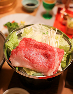 はわい温泉望湖楼 すき焼き、肩ロース、会席料理、ボウコロウ東郷湖西岸に湧出し、江戸時代から地元の人に愛され続けているはわい温泉。湖底から自然に沸き出た湯を鯉が教えたという伝説があり、「こい(恋)の湯」ともよばれています。全国でもめずらしい、湖上露天風呂を備える温泉旅館『望湖楼』。宿から掛かる朱色の橋を渡ると東郷湖上に浮かぶ絶景露天風呂へ。時間とともに表情を変える景色を眺めながら、湖底からの源泉かけ流しの温泉が堪能できます。上質な空間と山陰の海鮮や⿃取和牛、大山鶏など吟味された地元の食材を使ったこだわりの料理にも定評があります。⿃取県東伯郡湯梨浜町はわい温泉