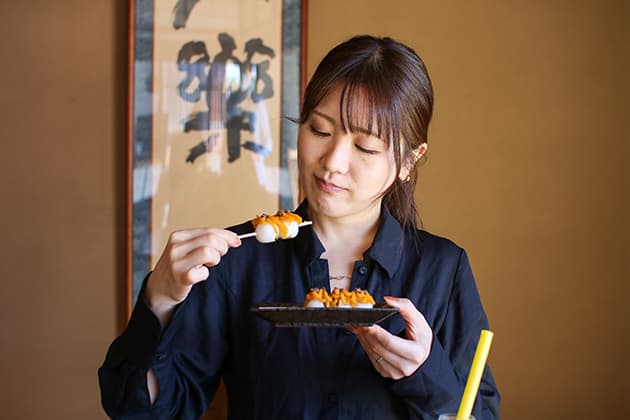 赤瓦五号館 久楽 店内 団子 だんご アカガワラゴゴウカン クラ白壁⼟蔵群にある、築100年の古民家をDIYでリノベーションした古民家カフェ。店内からは伝統的な建造群の趣ある風景が楽しめます。石臼で挽いたコーヒーに、砂糖の代わりに小豆を入れて味わう伝統の「石臼珈琲」をはじめ、まちを散策しながら飲み歩きができる「クラボトル」や四季折々の「くらだんご」がおすすめ⿃取県倉吉市新町