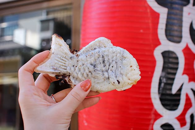 米澤たい焼店 白いたいやき ヨネザワタイヤキテン地元・倉吉で有名なたい焼きの店。金型で一匹一匹焼く昔ながらのたい焼きは、尻尾までびっしり詰まった程よい甘さの粒あんと、創業当時から変わらないもっちりカリッとした食感の白くて薄い皮が特徴です。職人がたい焼きを丁寧に焼く姿も一見の価値あり。たい焼きのほかに、大判焼きやたこ焼きも人気です。⿃取県倉吉市堺町