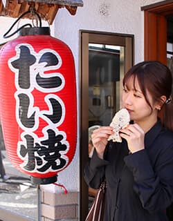 米澤たい焼店 店舗外観と白いたい焼き ヨネザワタイヤキテン地元・倉吉で有名なたい焼きの店。金型で一匹一匹焼く昔ながらのたい焼きは、尻尾までびっしり詰まった程よい甘さの粒あんと、創業当時から変わらないもっちりカリッとした食感の白くて薄い皮が特徴です。職人がたい焼きを丁寧に焼く姿も一見の価値あり。たい焼きのほかに、大判焼きやたこ焼きも人気です。⿃取県倉吉市堺町