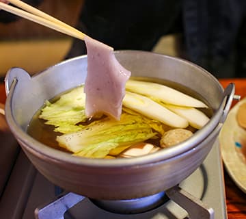 町屋 清水庵マチヤ もちしゃぶ料理、セイスイアン創業から100余年。明治時代に建てられたどこか懐かしい雰囲気が漂う空間で味わえるのは、餅一筋に商ってきた餅屋ならではの名物「餅しゃぶ」です。⿃取県産もち米を100%使用し十二単をイメージした杵つき餅は、カツオと昆布のだしに潜らせればとろける食感に。ここでしか味わえないオリジナルの鍋料理を堪能あれ。⿃取県倉吉市堺町