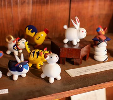 COCOROSTOREココロストア 紙人形 倉吉⼟蔵群に軒を連ね、山陰の民工芸品を販売する『COCOROSTORE 』。⿃取の豊かな自然が育んだ素材が、職人の手によって染織品や陶磁器、鍛冶、⽊竹工、和紙など、さまざまな生活道具に変わり、使う人の生活をより豊かにする。そんな作品を中心に取り扱っています。心に響くお気に入りの一点が見つかるはず。⿃取県倉吉市魚町